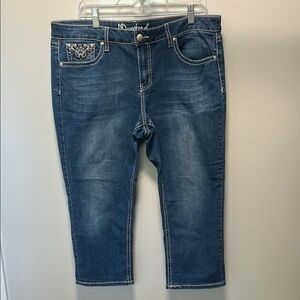 EUC - Women’s Size 14 ND Weekend Blue Embroidered Capri Jeans Inseam 23.5 inches